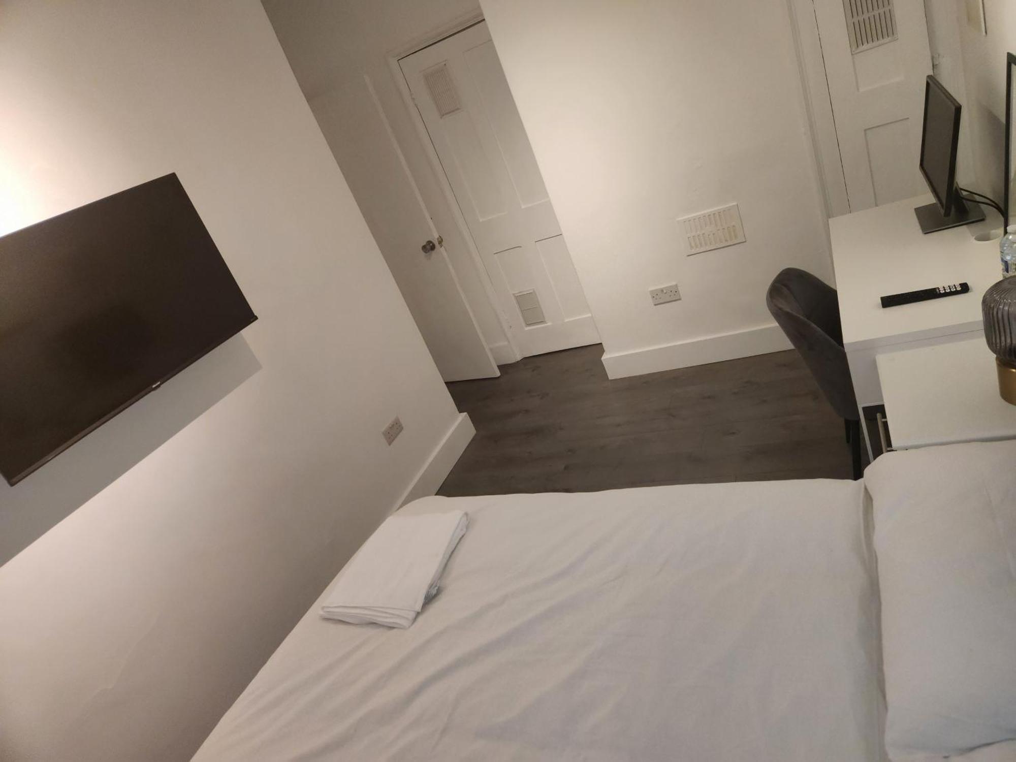 Flat With Work Station, Monitor, Smart Tv & Netflix Apartment London Exterior photo