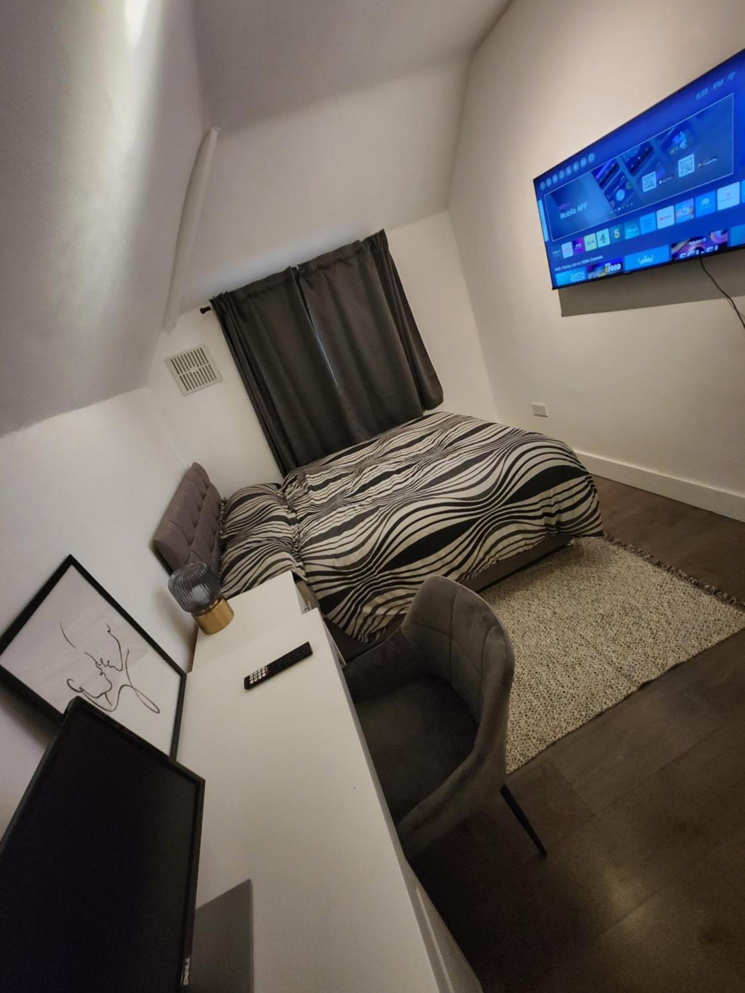 Flat With Work Station, Monitor, Smart Tv & Netflix Apartment London Exterior photo